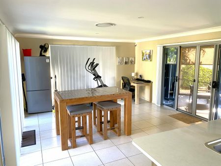 Executive home high on the hill in Steele Court - Photo 3