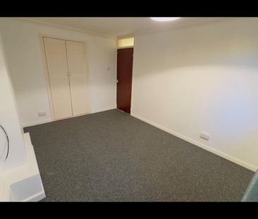 3 Bed Terraced House, Boyce Drive, BS2 - Photo 6