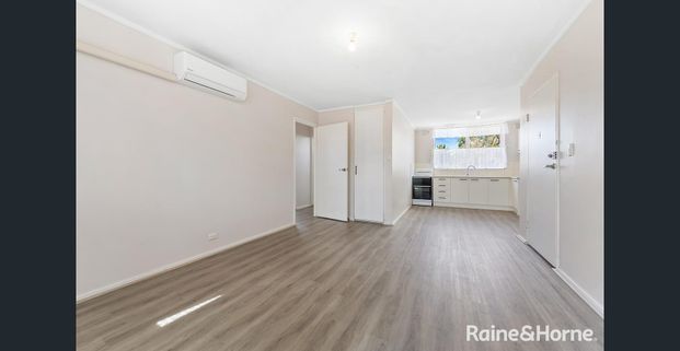 Modern 2-Bedroom Flat in the Heart of St Albans - Photo 1