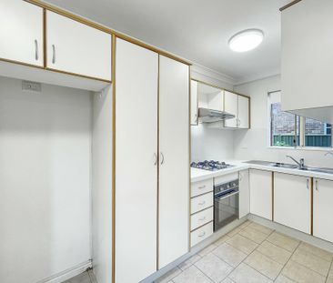 Spacious Two Storey Townhouse ! - Photo 3