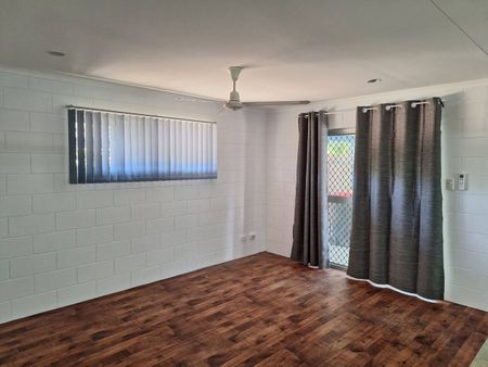 Neat and Tidy 3 Bedroom Home (unfurnished) - Freshly Painted - Photo 2