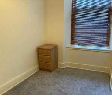 Flat to rent on - Photo 2