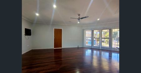 Family Home in Prime Location! - Photo 4