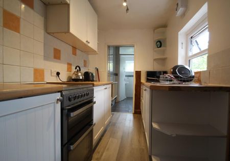 5 bedroom end of terrace house to rent - Photo 2