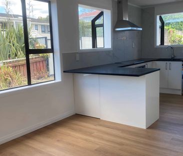 Hillsborough - 4 bedrooms plus huge rumpus - Photo 3