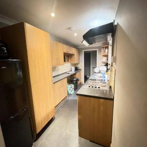 1 bedroom in a house share to rent - Photo 2