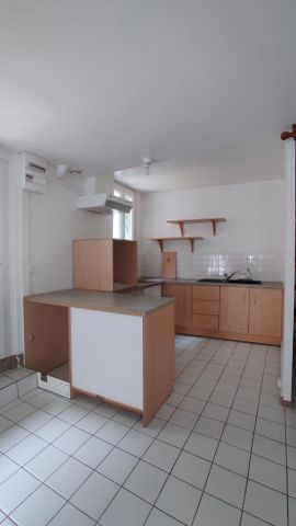 Location Appartement 2 pièces 56m² LUSIGNAN 86600 - Photo 2