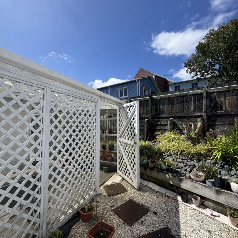 Looking for a home with great street appeal? - Photo 1