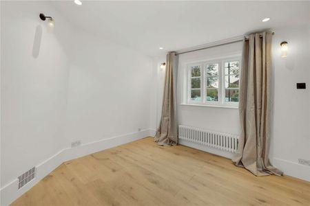 A charming cottage in the heart of Farnham town centre with a private garden. - Photo 3