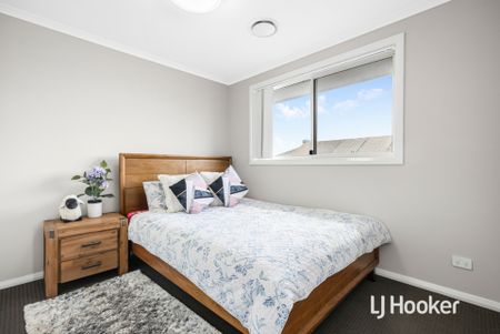 Spacious 5 Bedroom Home - Photo 4