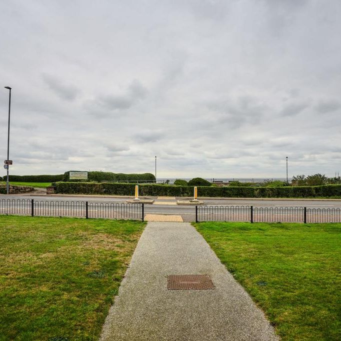 2 bedroom ground floor flat to rent - Photo 1