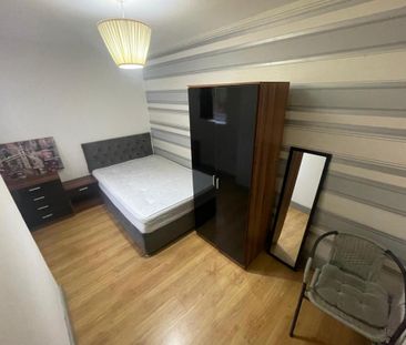 1 bedroom in a house share to rent - Photo 2