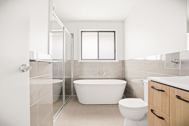 Stunning Brand New 4-Bedroom Home for Rent in Oran Park - Photo 1