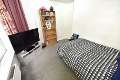 2 bedroom Flat in Otley Road, Leeds - Photo 5