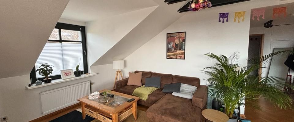 Helle 2,5 Wohnung mit Balkon und schöner Aussicht - Photo 1