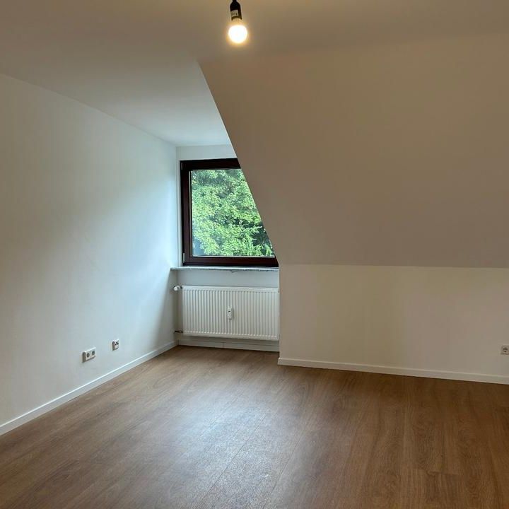 Wohnen in Vohwinkel. Schöne 2 Zi.-Dachgeschoss-Wohnung mit Küche, Diele, Duschbad & Stellplatz. - Photo 1