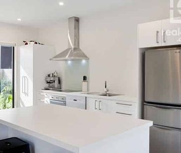 Spacious 3-Bedroom Stand alone Townhouse - Photo 3