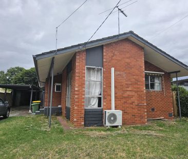 Affordable Coolaroo Gem Awaits You! - Photo 2