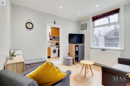 3 bedroom flat to rent - Photo 4