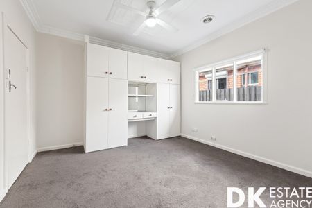 Spacious family living in the heart of sunshine west - Photo 3