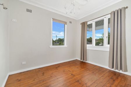 Charming Cottage in Prime Location - Photo 5