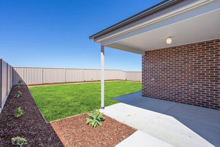 FAMILY HOME IN BALLARAT HIGH SCHOOL ZONE - Photo 3