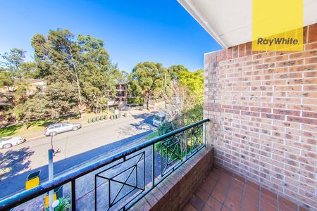 SUN-DRENCHED TWO BEDROOM UNIT ON TREE-LINED STREET - 350 Meters to Westmead Train Station - Photo 5