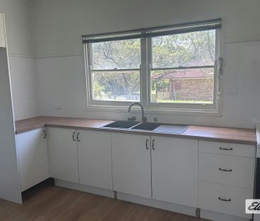 Rural home in the heart of town - Photo 6