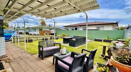 Comfortable Two Bedroom - Photo 2