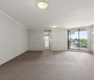 Spacious Two-Bedroom Apartment with Resort-Style Facilities - Photo 4