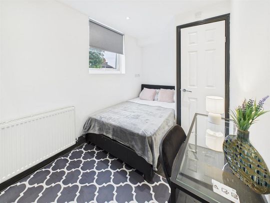 1 bedroom in a house share to rent - Photo 1