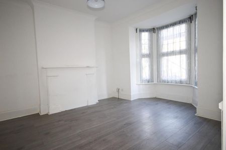 4 bedroom semi-detached house to rent - Photo 2