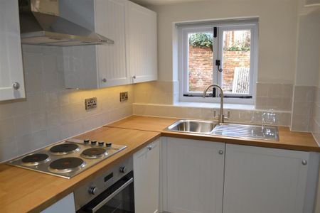 2 bedroom character property to rent - Photo 4