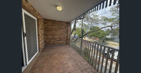 Updated unit - lots of natural light - views towards the city - Photo 2