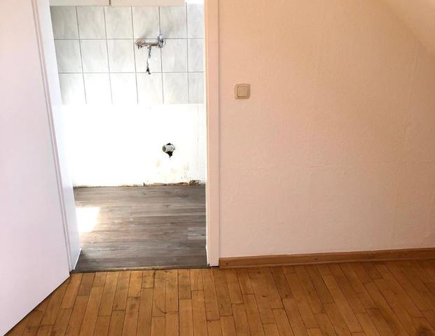 Kleine Dachgeschosswohnung mit Wohnküche - Photo 1