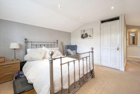 Newly Decorated Three Bedroom Cottage for Rent in Stock - Photo 4