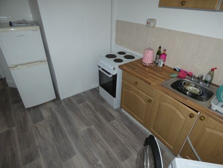 1 bed Apartment - To Let - Photo 4