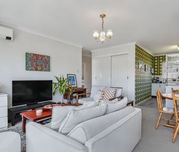 TOP FLOOR, LIGHT FILLED UNIT IN PRIME TOOWONG LOCATION&mldr; - Photo 3