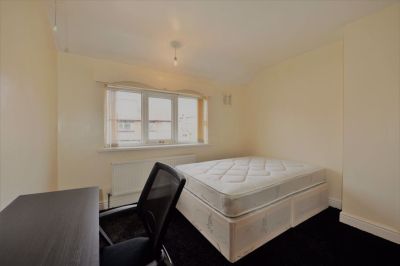 3 bedroom House in Walmsley Road, Leeds - Photo 4