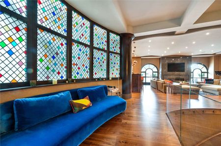 Exceptional riverside apartment in one of London's most iconic warehouse conversions. - Photo 5