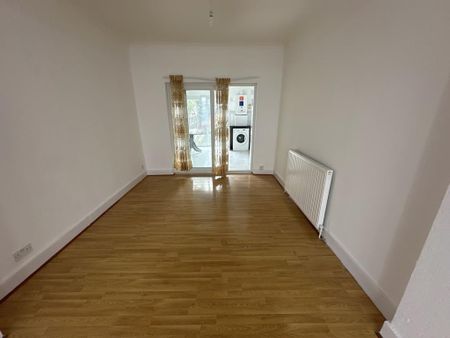 5 bedroom end of terrace house to rent - Photo 3