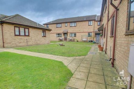 Old Road, Clacton-on-sea, CO15 - Photo 2