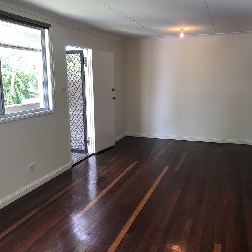 Neat & Tidy 2 Bed Unit in Annerley - Perfect for a Single or a Couple - Photo 1