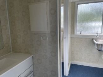 Spacious bedsit - Photo 4