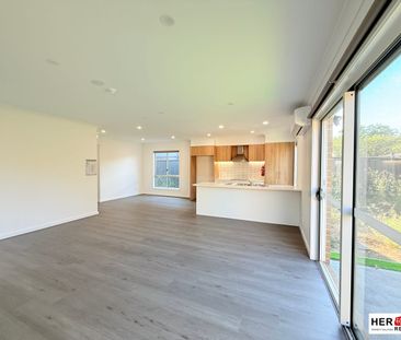 Rent a Room or Lease the Whole House | Hidden Gem in Melton South - Photo 2