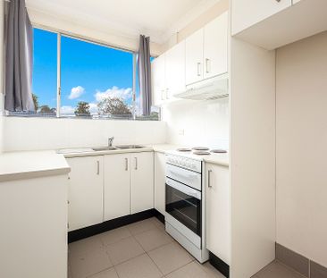 Well Presented One Bedroom Apartment ** Available 21/10/25 ** - Photo 1