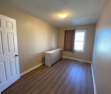 790 Newmarket Lane - 3 bed +Den, 3.5 bath - LEASE NOW FOR A FREE IPAD! - Photo 5