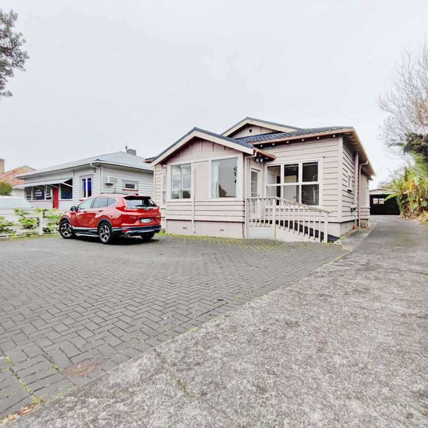 Sunny 5 Bedroom house in the prime location of Takapuna - Photo 1
