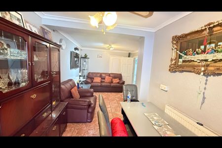 4 Bed Semi-Detached House, Mitcham Road, CR0 - Photo 2