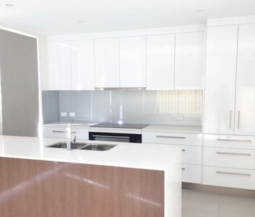 Modern 3 bedroom Townhouse is quiet Hope Island location - Photo 2
